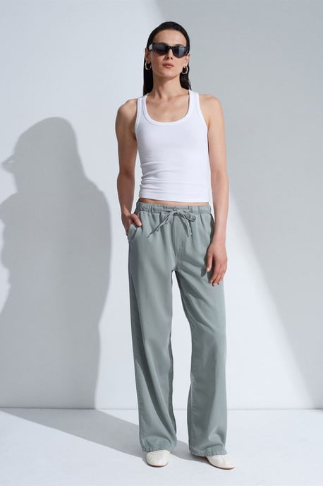 Mittelhohe, weite Denim-Jeans - Image 1