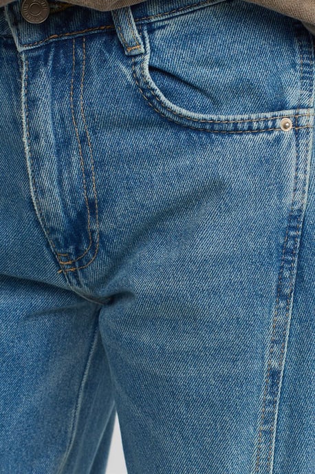 Hochgeschnittene Cargo-Jeans mit weitem Bein - Image 4