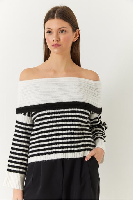 Gestreifter schulterfreier Strickpullover - Image 2