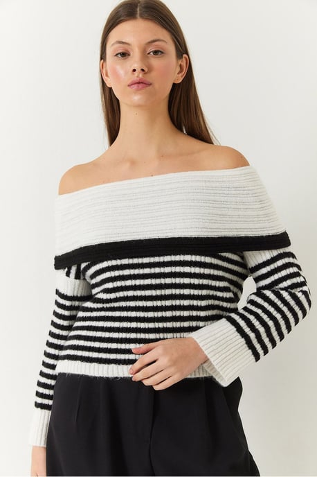 Gestreifter schulterfreier Strickpullover - Image 3