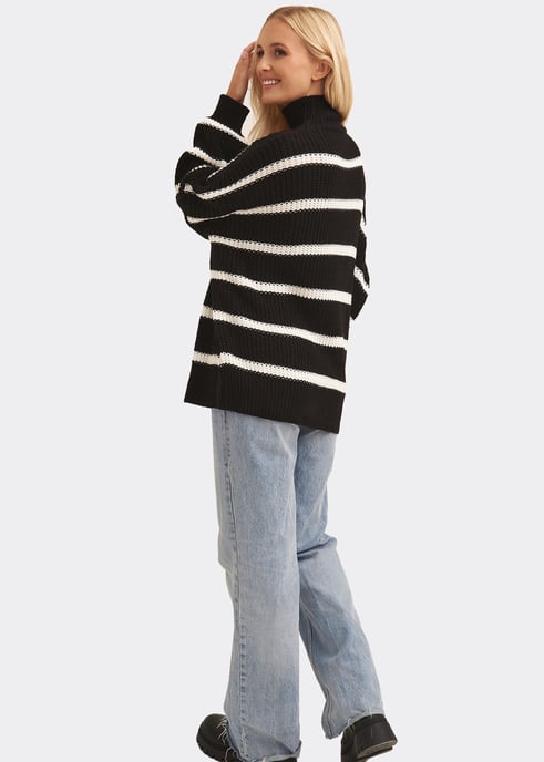 Schwarzer Pullover aus grobem Strick mit hohem Kragen - Image 3