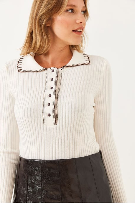 Texturiertes Ripp-Strickpullover mit Knopfausschnitt und langen Ärmeln - Image 2