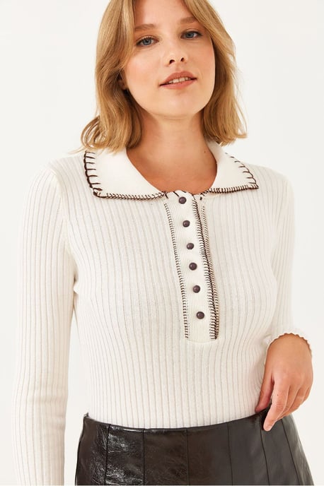 Texturiertes Ripp-Strickpullover mit Knopfausschnitt und langen Ärmeln - Image 3