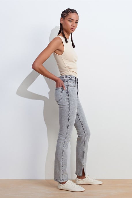 Hochtaillierte Slim Straight Jeans - Image 1