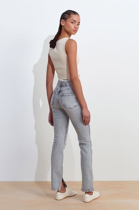 Hochtaillierte Slim Straight Jeans - Image 2