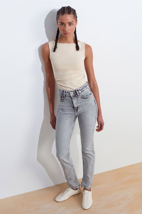 Hochtaillierte Slim Straight Jeans - Image 3