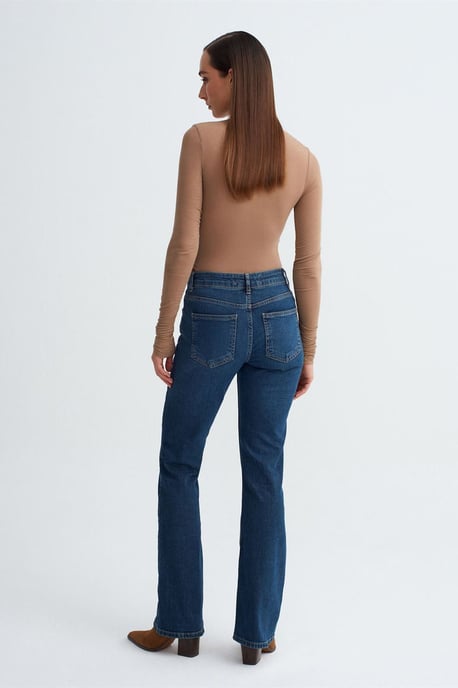 Niedrig geschnittene Gerade Jeans - Image 2