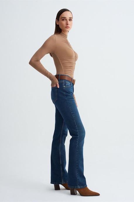 Niedrig geschnittene Gerade Jeans - Image 4