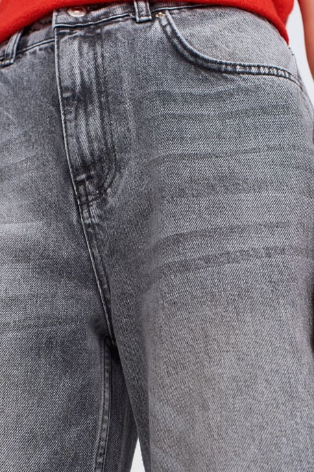 Hochtaillierte Mom-Jeans mit geradem Bein - Image 4
