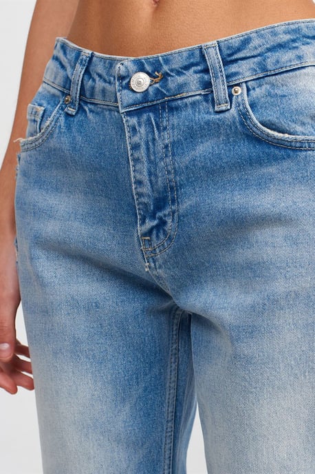 Niedrig geschnittene Gerade Jeans - Image 4