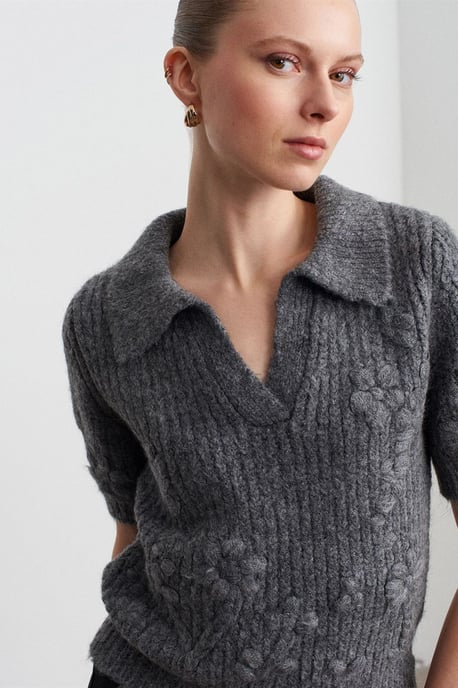 Strukturierter Ripp-Polo-Kragenpullover - Image 1