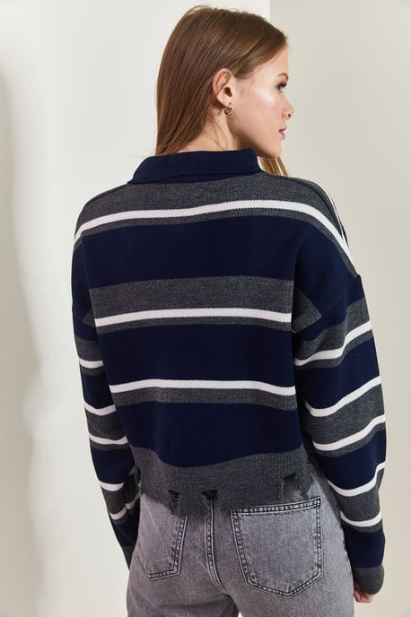 Gestreifter Crop-Pullover mit Hemdkragen und Destroyed-Details - Image 2