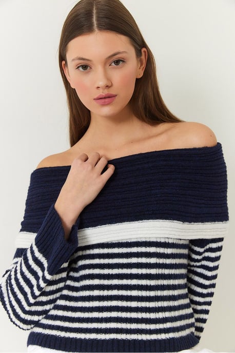 Gestreifter schulterfreier Strickpullover - Image 1