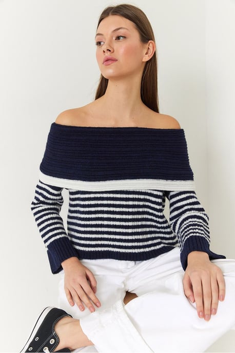 Gestreifter schulterfreier Strickpullover - Image 2