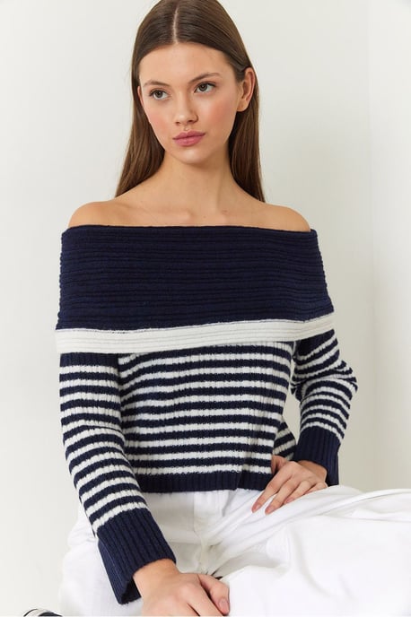Gestreifter schulterfreier Strickpullover - Image 3