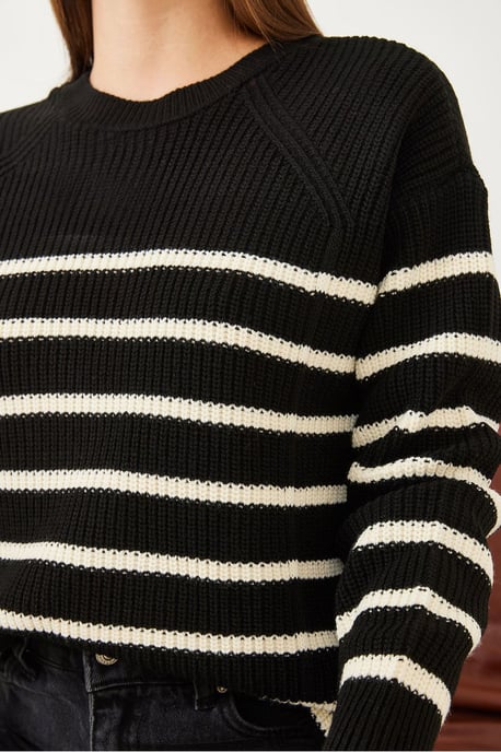 Gestreifter Rundhals-Strickpullover - Image 3