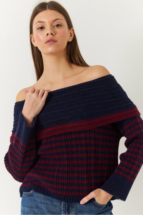 Gestreifter schulterfreier Strickpullover - Image 2