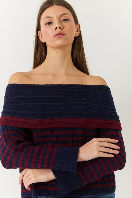 Gestreifter schulterfreier Strickpullover - Image 3