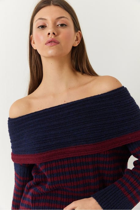 Gestreifter schulterfreier Strickpullover - Image 4
