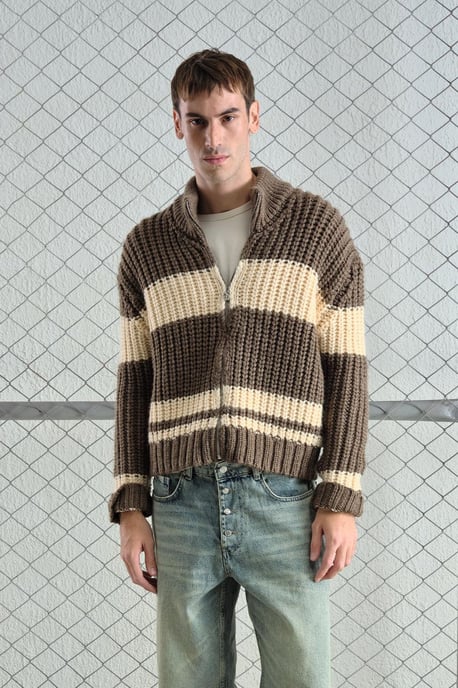 Reguläre Passform gestreifter Strickpullover mit Reißverschlusskragen - Image 1