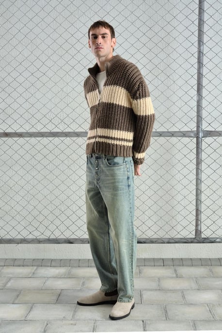 Reguläre Passform gestreifter Strickpullover mit Reißverschlusskragen - Image 4