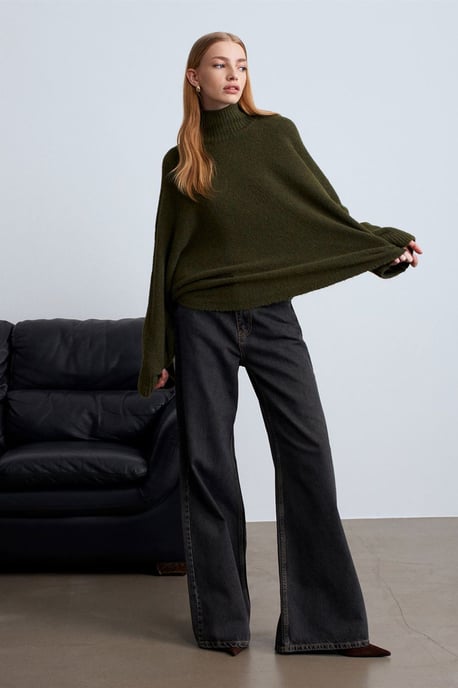 Übergroßer gerippter Rollkragenpullover - Image 4