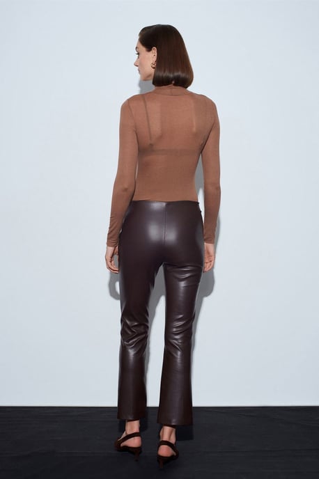 Hochtaillierte Faux-Leder-Flared-Leggings - Image 3