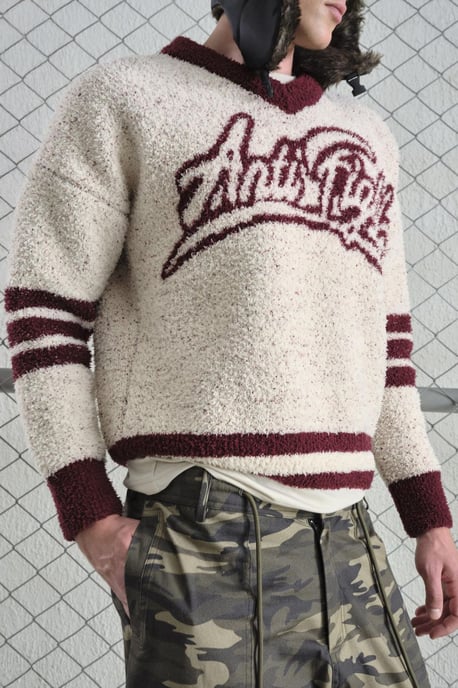 Oversized V-Neck Plüschpullover - Image 5