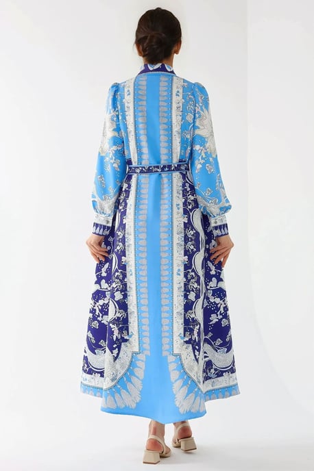 Bedrucktes Maxikleid mit langen Ärmeln und Gürtel - Image 3
