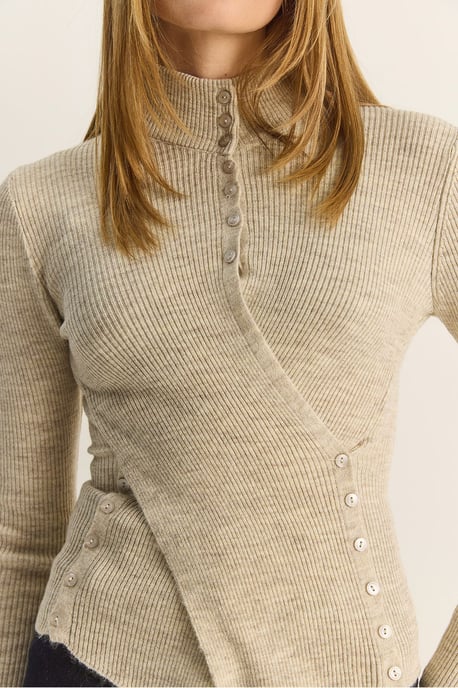 Halber Rollkragenpullover mit Knopfdetail - Image 5