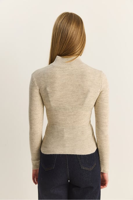 Halber Rollkragenpullover mit Knopfdetail - Image 6