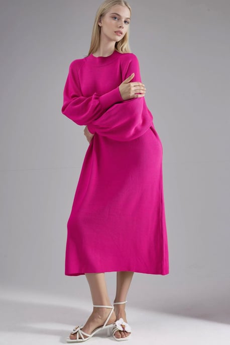 Langes, locker sitzendes, geripptes Strickkleid mit Rundhalsausschnitt - Image 1