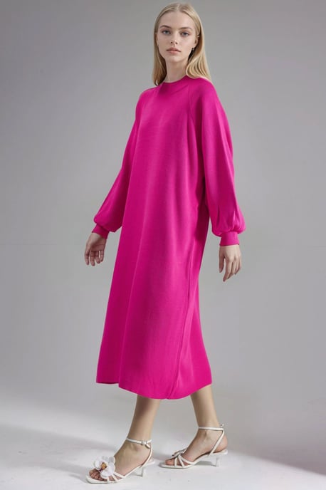 Langes, locker sitzendes, geripptes Strickkleid mit Rundhalsausschnitt - Image 2