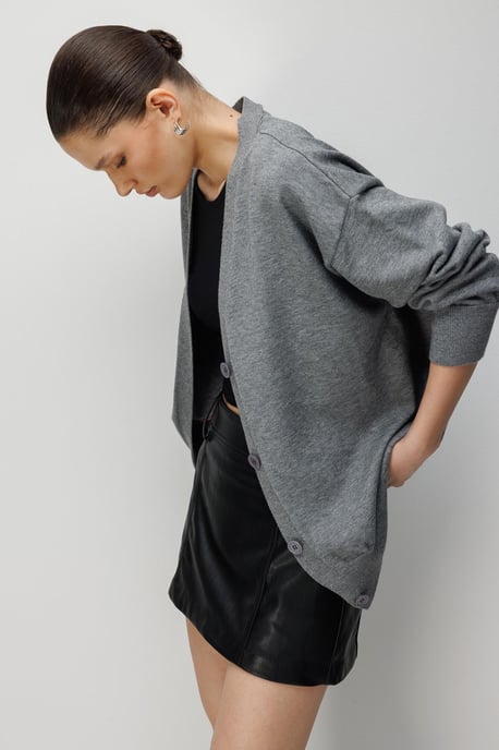 Langribbeliger Strickcardigan mit V-Ausschnitt und Knopfverschluss - Image 1