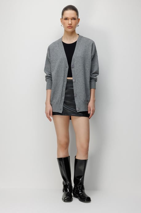 Langribbeliger Strickcardigan mit V-Ausschnitt und Knopfverschluss - Image 2