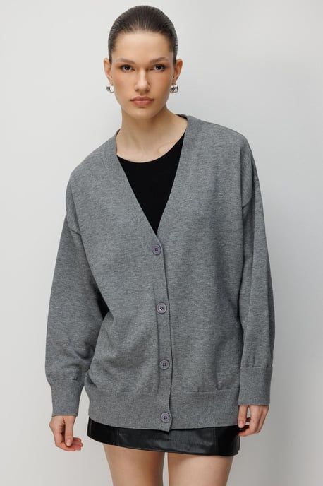 Langribbeliger Strickcardigan mit V-Ausschnitt und Knopfverschluss - Image 3