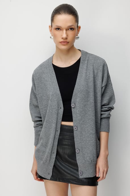 Langribbeliger Strickcardigan mit V-Ausschnitt und Knopfverschluss - Image 4