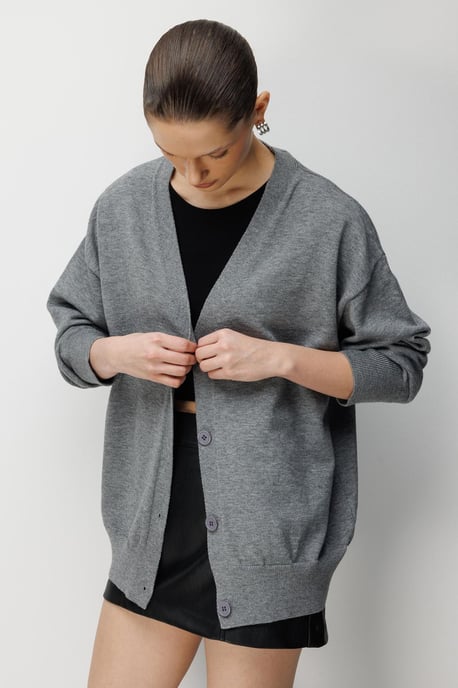Langribbeliger Strickcardigan mit V-Ausschnitt und Knopfverschluss - Image 5