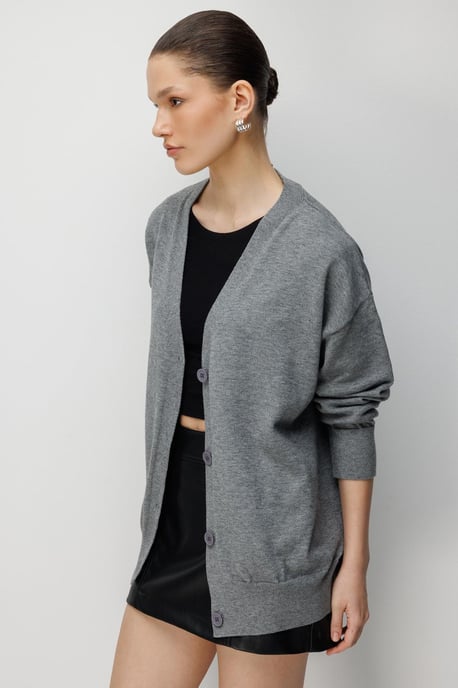Langribbeliger Strickcardigan mit V-Ausschnitt und Knopfverschluss - Image 6