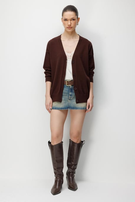 Langer Rippstrick-Cardigan mit V-Ausschnitt und Knopfverschluss - Image 2
