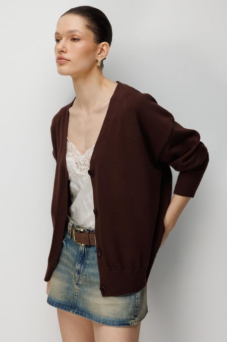 Langer Rippstrick-Cardigan mit V-Ausschnitt und Knopfverschluss - Image 3