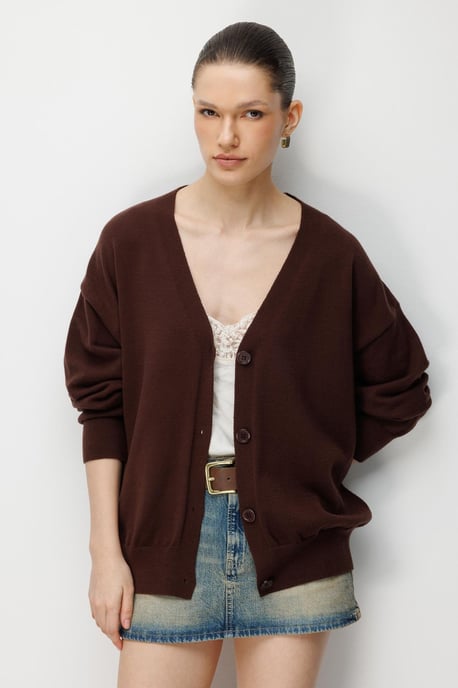 Langer Rippstrick-Cardigan mit V-Ausschnitt und Knopfverschluss - Image 4