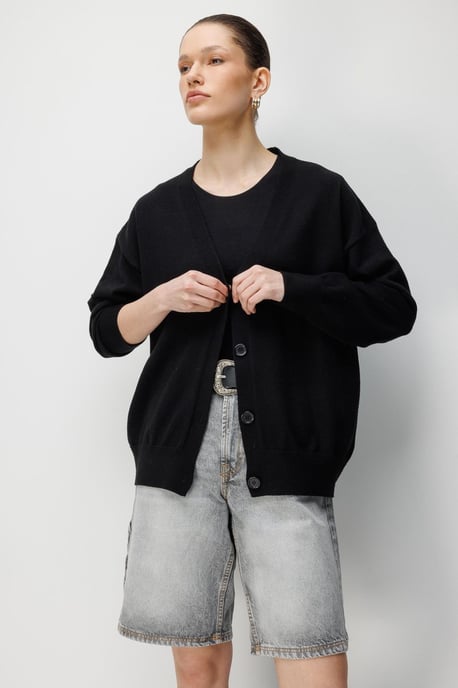Langer Rippstrick-Cardigan mit V-Ausschnitt und Knopfverschluss - Image 3