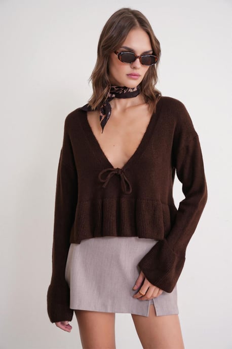 Knitpullover mit tiefem, detailliertem V-Ausschnitt und Rüschen - Image 1