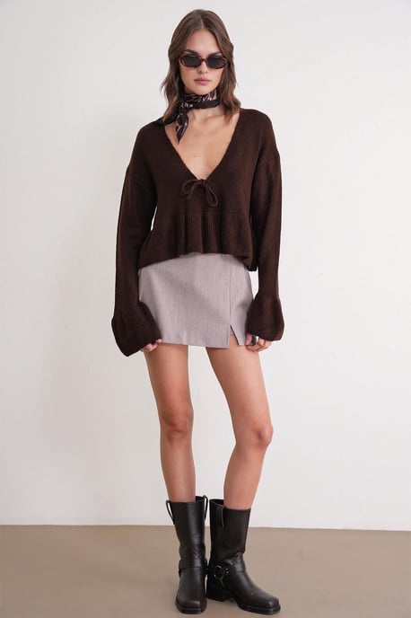 Knitpullover mit tiefem, detailliertem V-Ausschnitt und Rüschen - Image 2
