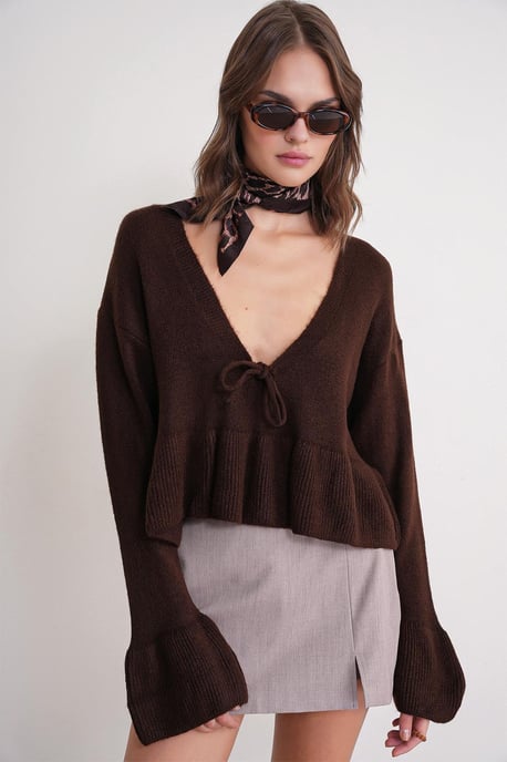 Knitpullover mit tiefem, detailliertem V-Ausschnitt und Rüschen - Image 3