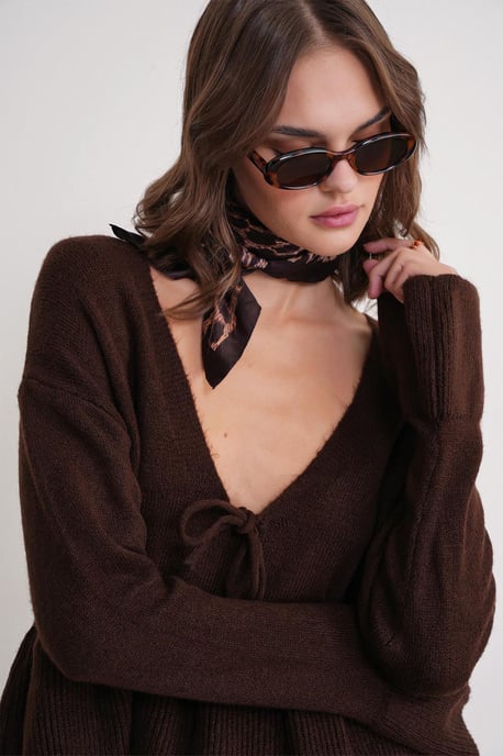 Knitpullover mit tiefem, detailliertem V-Ausschnitt und Rüschen - Image 4