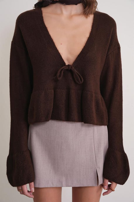 Knitpullover mit tiefem, detailliertem V-Ausschnitt und Rüschen - Image 5