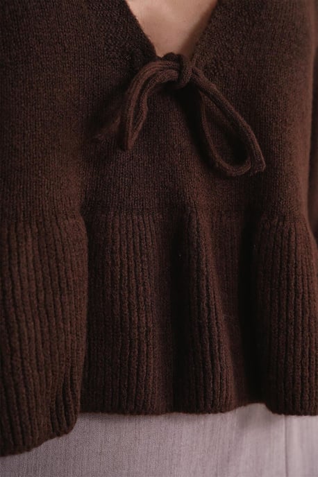 Knitpullover mit tiefem, detailliertem V-Ausschnitt und Rüschen - Image 6