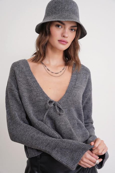 Knitpullover mit tiefem, detailliertem V-Ausschnitt und Rüschen - Image 1